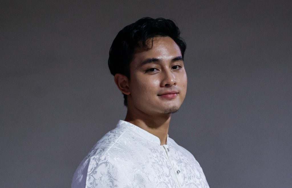 "Tempoh berehat itu saya jumpa ‘sesuatu’, itu adalah kunci perantara saya dengan Allah. Saya lebih ke arah itu (keagamaan)." - Aniq Suhair

Sumber gambar: Google