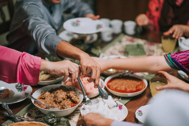 Hukum Makan Menggunakan Tangan Kiri