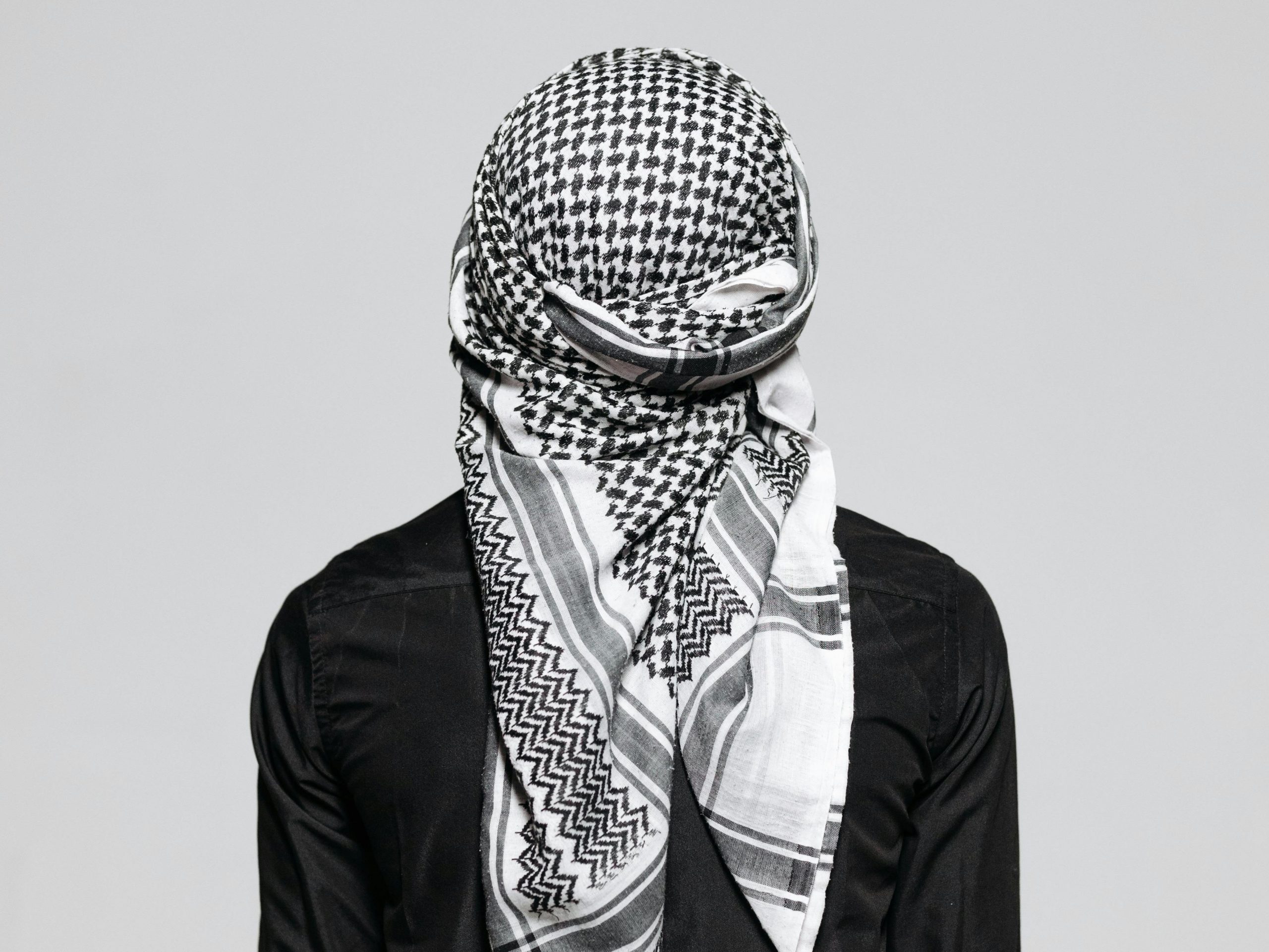 Keffiyeh Di Eropah: Lebih Dari Fesyen, Ia Lafaz Iman Yang Dilihat Alif Satar