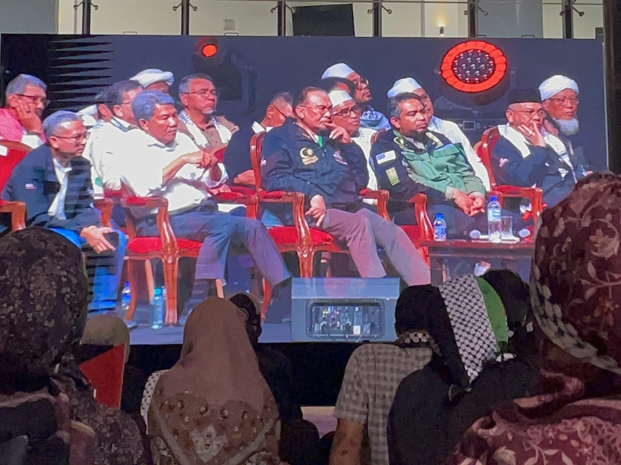 ‘Kita Sama-Sama Banduan’: Gurauan PU Rahmat Kepada PMX Cerminan Adab Yang Hilang?