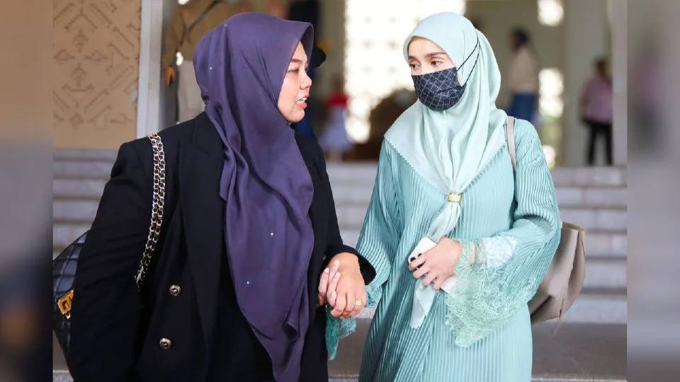 Fikir Sendiri: Adab yang Hilang di Pintu Rumah Tangga Orang