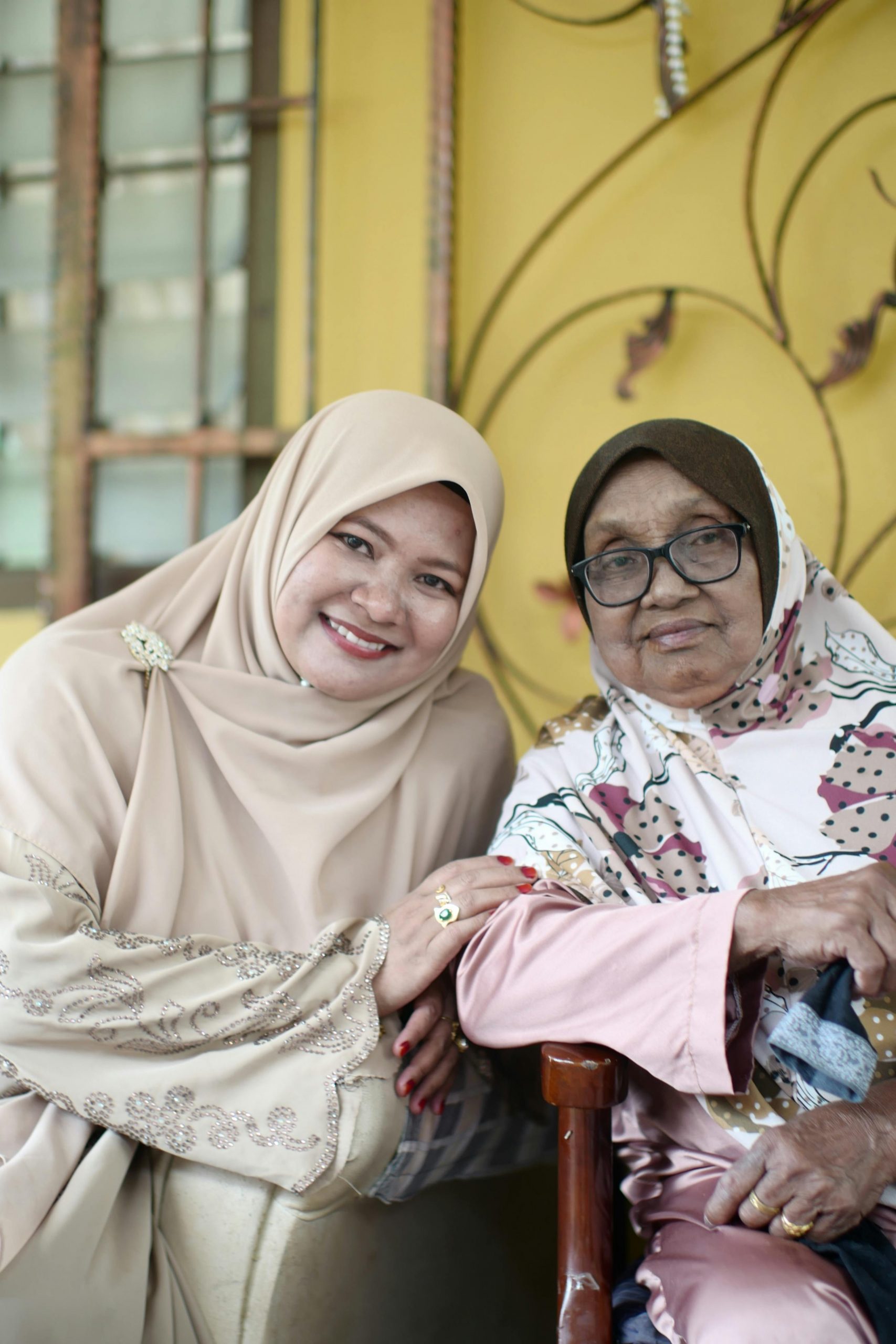 ISTERI ISLAMIK MODEN: KERJA RUMAH — WAJIB ATAU DIPAKSA?