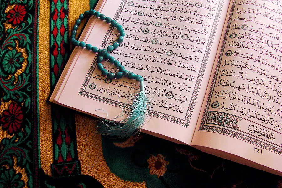 Wajib Wuduk Untuk Sentuh Al-Quran? Ramai Salah Faham Tentang Mushaf & Terjemahan
