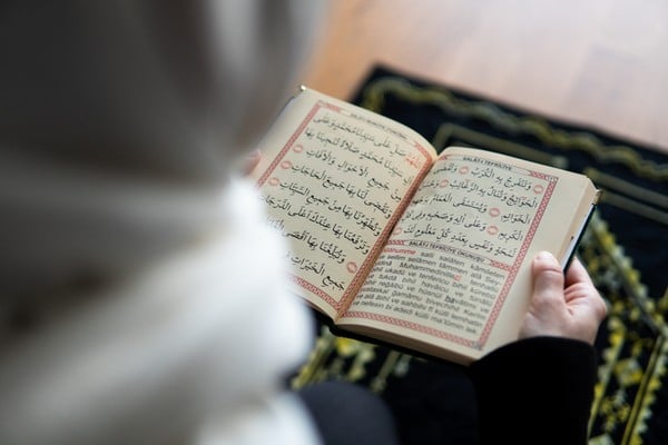3 Waktu Terbaik Membaca Ayat Kursi Untuk Perlindungan & Ketenangan Jiwa Menurut Sunnah