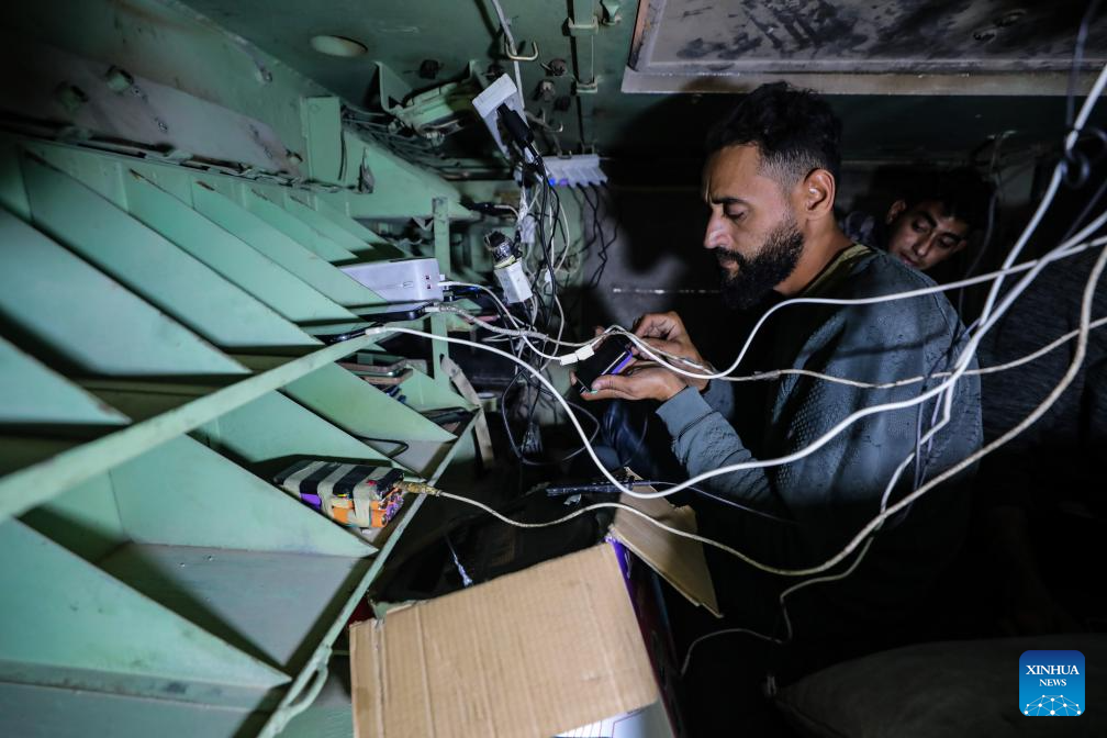 Lelaki Palestin Ubah Kenderaan Perang Terbiar Jadi Stesen Pengecasan Telefon Berkuasa Solar