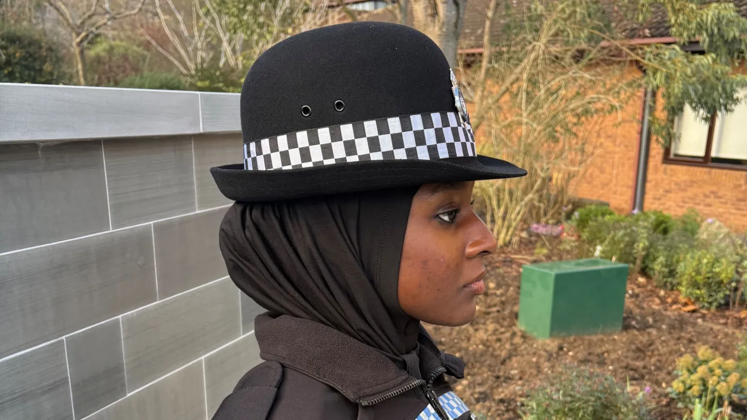 Penyelidik Universiti Cipta ‘Blue Light Hijab’, Inovasi Tudung Magnetik Untuk Polis Lindungi Nyawa & Maruah Wanita Muslim