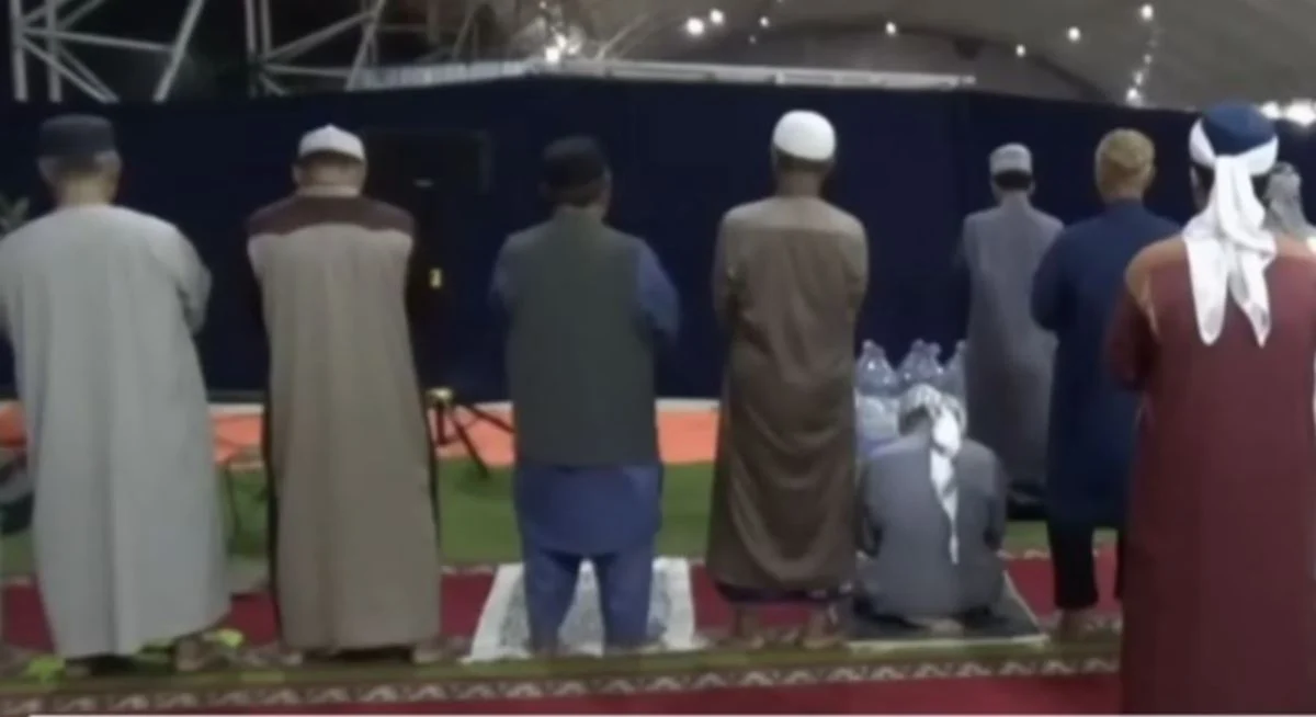 Solat Tarawih 8 Jam, Khatam 30 Juzuk Sehari