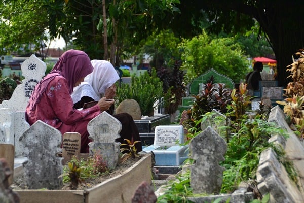 Makruh Wanita Ziarah Kubur, Nabi SAW Laknat Kerana Hati Lembut & Bimbang Meratap Di Pusara