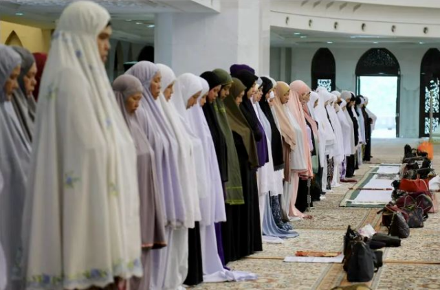 Wanita Boleh Melaungkan Azan Sebelum Solat Di Rumah Jika Tiada Lelaki, Namun Iqamah Lebih Afdhal