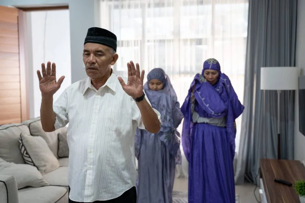 Suami Jadi Imam Di Rumah Atau Ke Masjid Solat Berjemaah, Mana Lebih Baik? Ini Jawapan Dr. Rozaimi