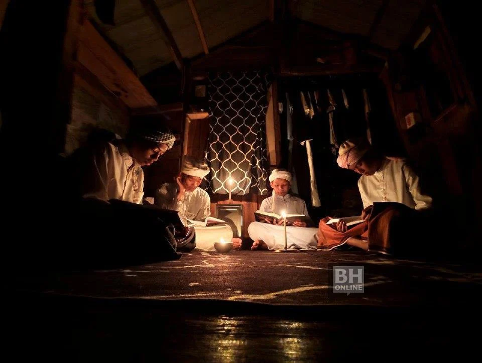 Demi Al-Quran, Pelajar Sekolah Pondok Gigih Menelaah Bertemankan Cahaya Lilin Sepanjang Ramadan