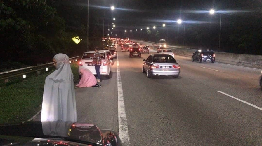 Solat Di Lorong Kecemasan Kerana Kesesakan Jalan Raya Ketika Pulang Ke Kampung Boleh Jadi Haram