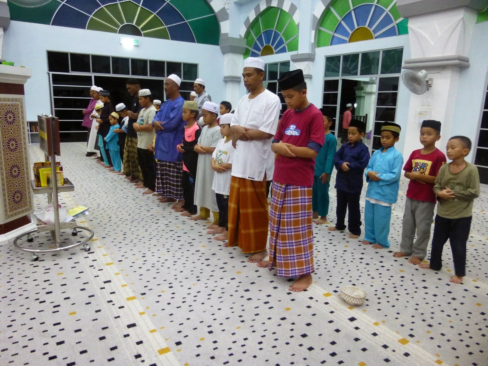 Haram Tarik Kanak-Kanak Ke Saf Belakang Jika Datang Awal Ke Masjid, Kecuali Di Kedudukan Tepat Belakang Imam