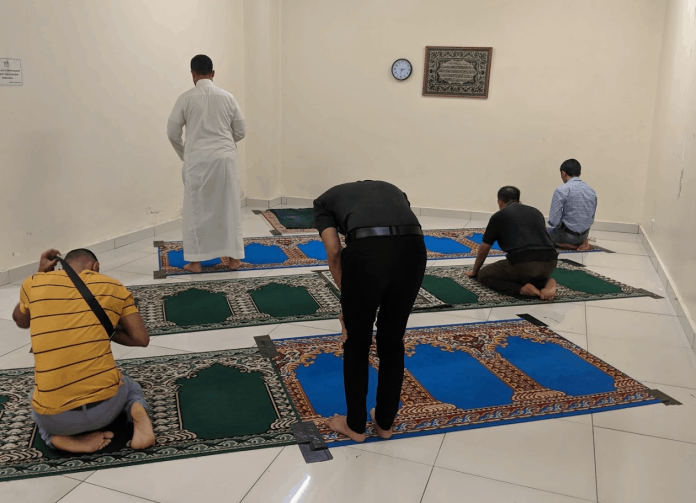 Haram Melintas Depan Orang Solat Jika Ada Sutrah, Berdosa Besar Jika Dilakukan Sengaja Tanpa Sebab Munasabah