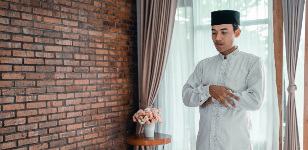 Tiba-Tiba Sendawa Ketika Solat, Batal Atau Tidak? Fahami Hukum & Syarat Jika Makanan Naik Ke Tekak