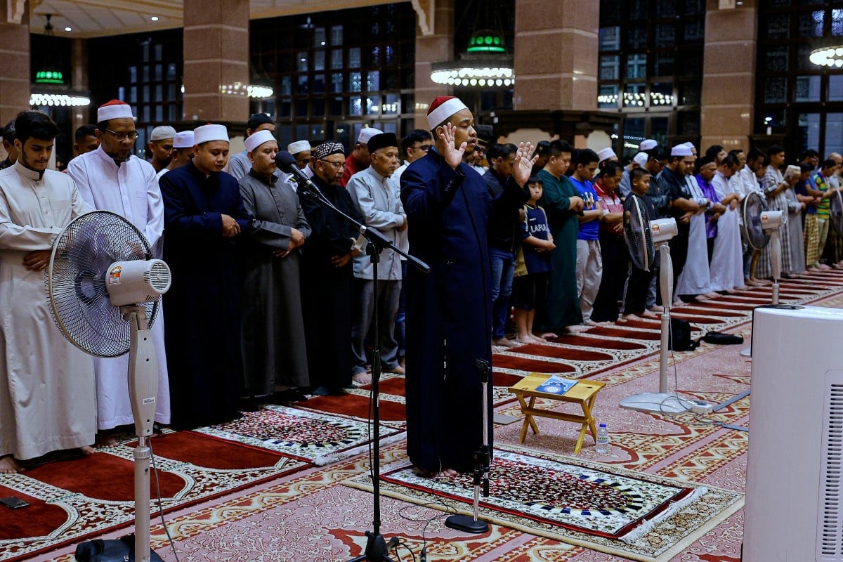 Kenapa Bacaan Imam Dalam Solat Berjemaah Zohor & Asar Perlahan, Tapi Subuh, Maghrib & Isyak Kuat? Ini Rahsianya…