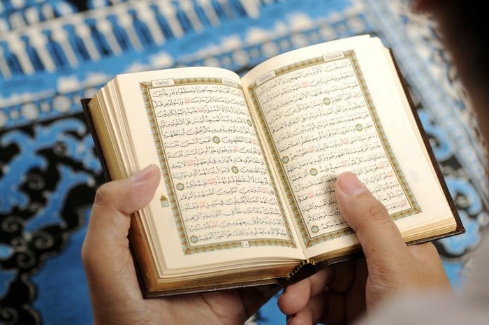 Yasin Atau Al-Kahfi? Ini Penjelasan Hukum & Surah Yang Paling Afdhal Dibaca Pada Malam Jumaat