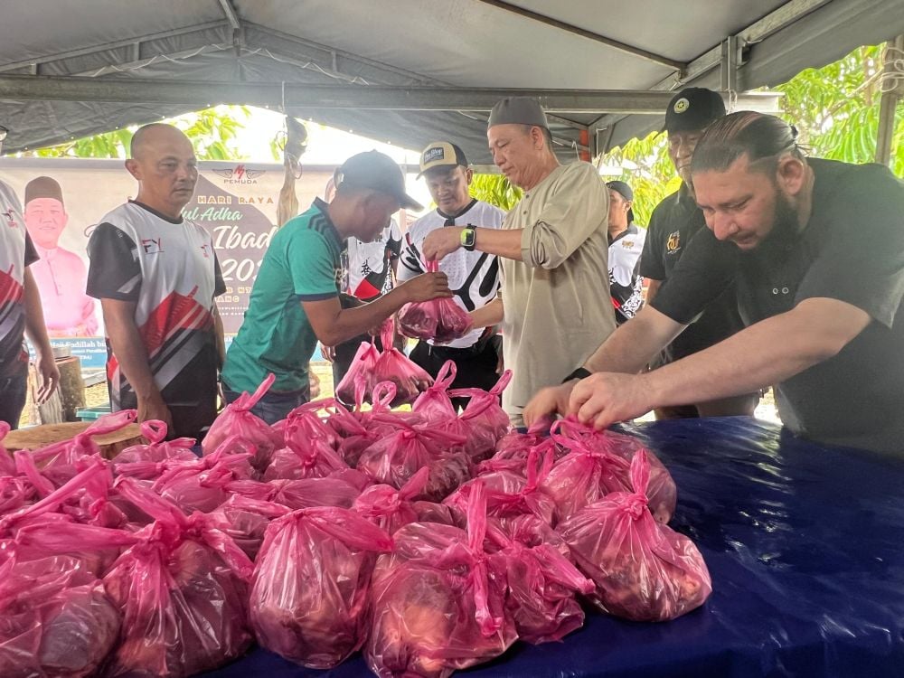 Boleh Ke Agih Daging Korban Kepada Orang Bukan Islam? Ini Penjelasan Hukum & Syaratnya