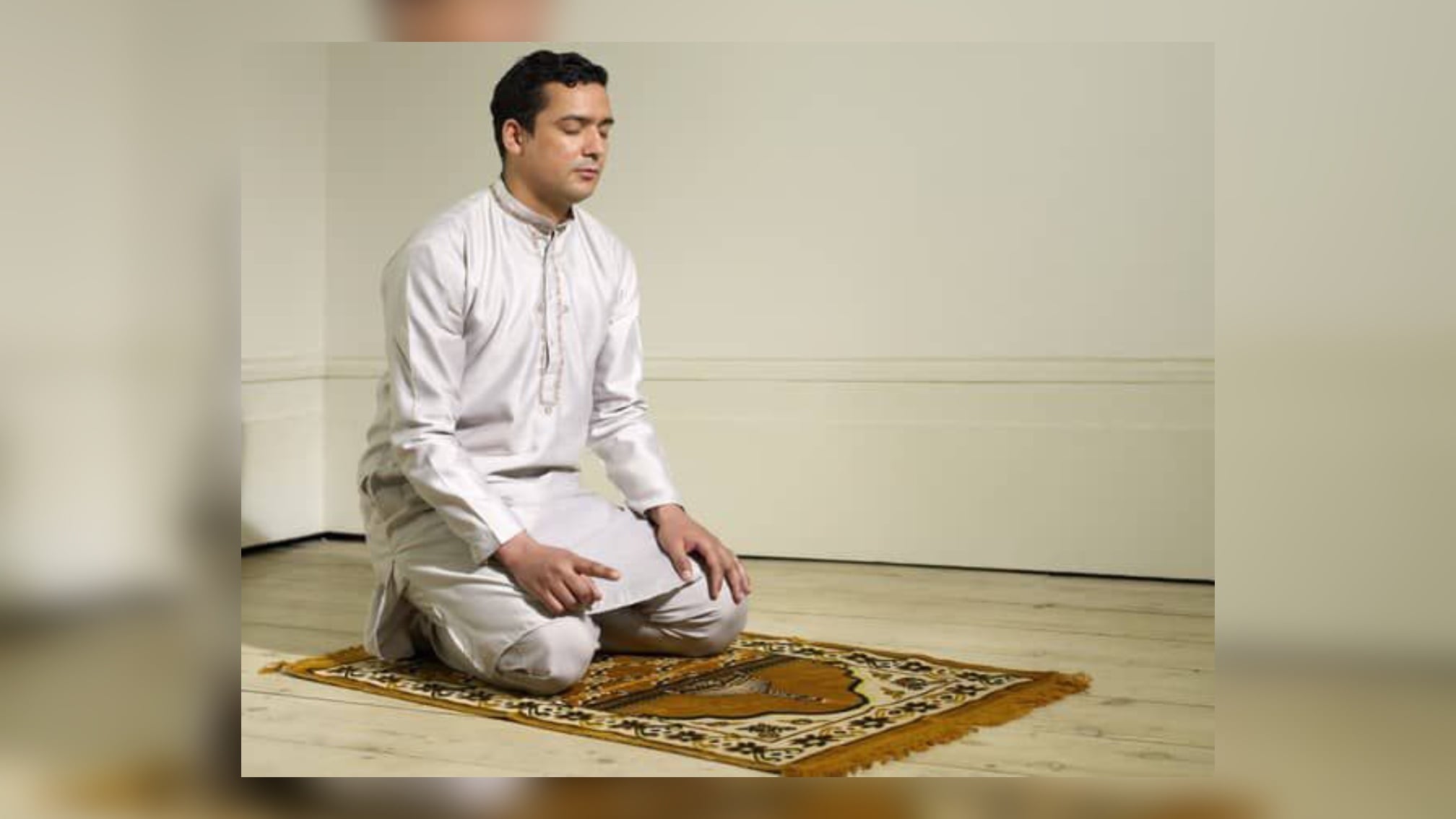 Bila Perlu Angkat Jari Telunjuk Ketika Duduk Tahiyat? Ini Waktu Paling Tepat Menurut Mazhab Syafi’ie