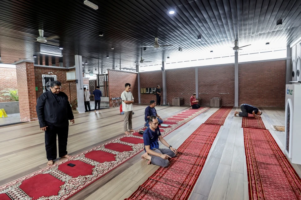 Masuk Surau R&R Tapi Banyak Imam Solat Berjemaah Serentak, Mana Satu Perlu Diikut?