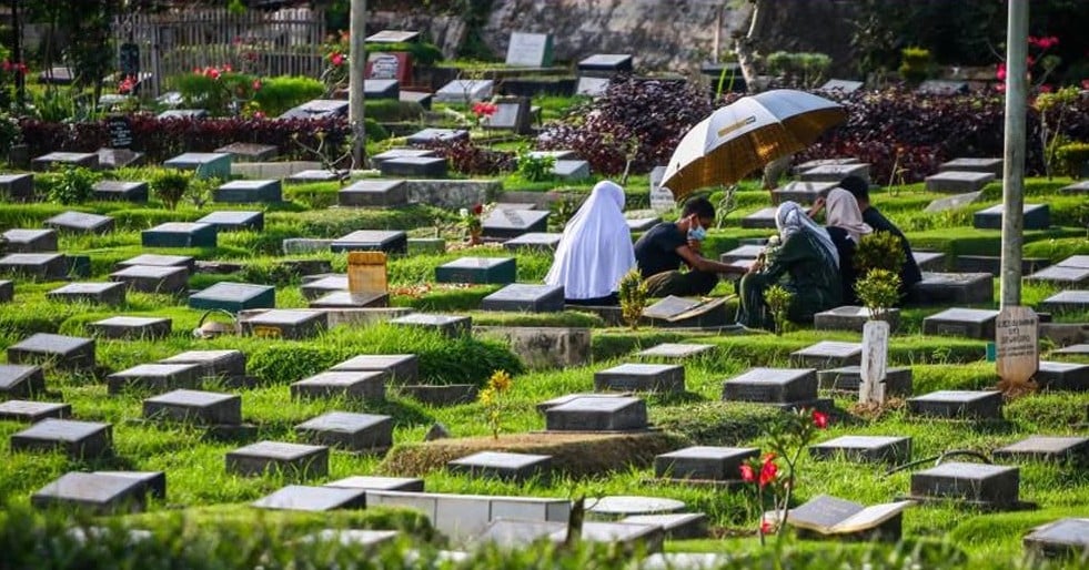 Boleh Ke Duduk Atas Batu Nisan Ketika Menunggu Proses Pengebumian Selesai? UAI Jelaskan Hukum & Adab Yang Ramai Tak Tahu