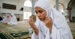 Jerawat Keluar Darah Ketika Solat, Perlu Ulang Solat? Ustazah Asma’ Jelaskan Hukum Darah Luka & Jerawat