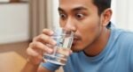 Lalat Jatuh Dalam Minuman, Boleh Ke Minum Air Itu? Ini Hukum & Panduan Rasulullah SAW Yang Ramai Tak Tahu