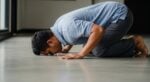 Boleh Ke Solat Tanpa Sejadah? Mufti Jelaskan Hukum Sebenar Solat Terus Atas Lantai Atau Tanah