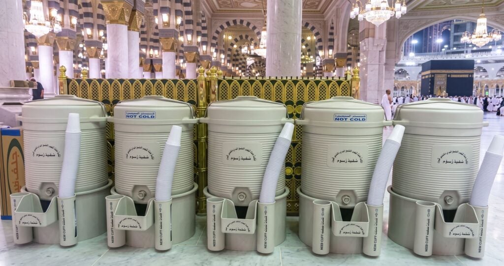 Minum Air Zamzam Dengan Niat Agar Hajat Dimakbulkan, Betul Ke Boleh? Ini Penjelasan Berdasarkan Hadis Nabi SAW