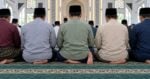 Risau Terpijak Kaki Jemaah Sebelah, Boleh Ke Duduk Tahiyat Akhir Macam Tahiyat Awal? Ini Penjelasan Hukum
