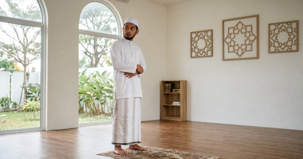 Sedang Solat Tiba-Tiba Azan Waktu Seterusnya Berkumandang, Sah Ke Solat & Perlu Cepatkan Bacaan?