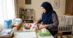 Selalu Bersihkan Najis Bayi Guna Tisu Basah, Adakah Ia Sudah Dikira Suci & Boleh Terus Dukung Anak Ketika Solat?
