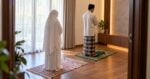 Isteri Solat Berjemaah Berdua Dengan Suami, Perlu Berdiri Di Kiri, Kanan Atau Belakang Suami? Ini Posisi Sebenar