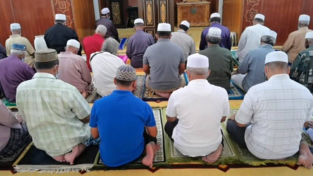 Boleh Ke Solat Sendiri Walaupun Berdiri Sebaris Dengan Jemaah? Ini Hukum & Perkara Yang Perlu Dijaga