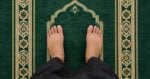 Bagaimana Kedudukan Kaki Yang Betul Ketika Berdiri Dalam Solat, Perlu Rapat, Renggang Atau Lurus? Ini Penjelasannya