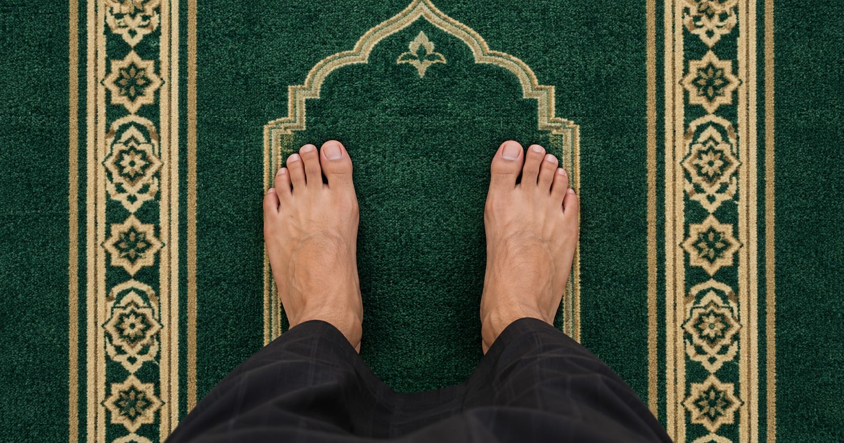 Bagaimana Kedudukan Kaki Yang Betul Ketika Berdiri Dalam Solat, Perlu Rapat, Renggang Atau Lurus? Ini Penjelasannya