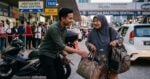 Nampak Mak Cik Berjalan Sendirian & Keletihan, Boleh Ke Lelaki Beri Tumpang Naik Motor Walaupun Bukan Mahram? Ini Hukumnya