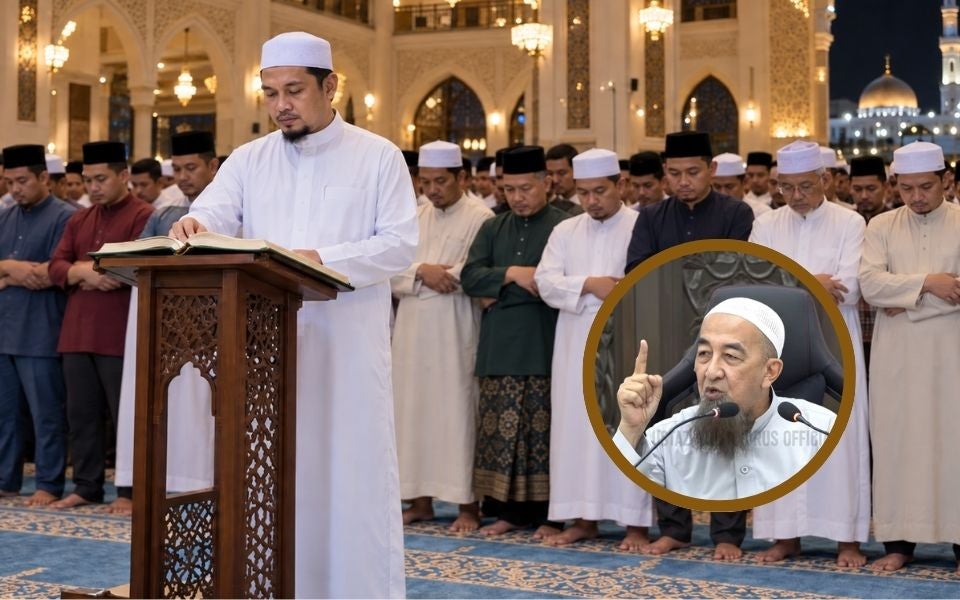 Imam Baca Al-Quran Dengan Tengok Mushaf Ketika Solat, Boleh Ke? UAI Jelaskan Hukum Pegang & Selak Halaman Dalam Solat