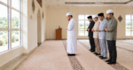 Boleh Ke Solat Qasar Di Belakang Imam Yang Solat 4 Rakaat? Ini Penjelasan Hukum & Panduan Buat Makmum Musafir