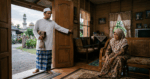 Solat Berjemaah Di Masjid Atau Bersama Ibu Uzur Di Rumah, Mana Lebih Afdal? Ini Panduan Anak Untuk Menentukan Pilihan
