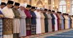 Perlu Ke Bahu & Kaki Sentiasa Bersentuhan Ketika Solat Berjemaah? Ini Penjelasan Hukum Ilzaq & Adab Merapatkan Saf