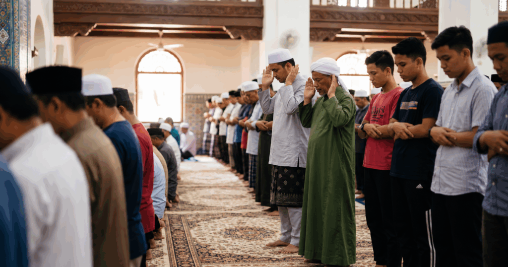 Tak Angkat Tangan Ketika Takbir Nak Rukuk & Bangun Iktidal, Adakah Solat Tak Sah? Ketahui Hukum Sebenar