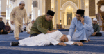Imam Tidak Sedarkan Diri Ketika Sujud, Boleh Ke Makmum Batalkan Solat Untuk Membantunya? UAI Jelaskan Hukumnya