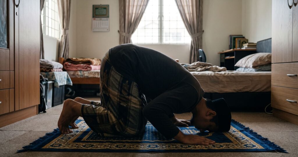 Hidung Tak Sentuh Sejadah Ketika Sujud, Sah Ke Solat? Ini Penjelasan Mazhab Syafie Berkenaan Dahi & Hidung