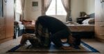 Hidung Tak Sentuh Sejadah Ketika Sujud, Sah Ke Solat? Ini Penjelasan Mazhab Syafie Berkenaan Dahi & Hidung
