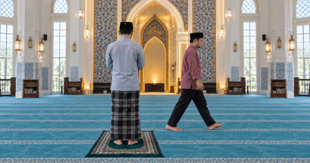 Nak Lalu Di Hadapan Orang Sedang Solat? Ini Hukum Melintas & Cara Memilih Laluan Tanpa Mengganggu Ibadah