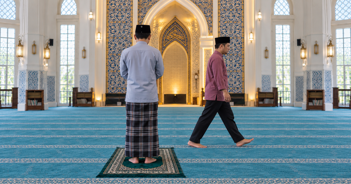 Nak Lalu Di Hadapan Orang Sedang Solat? Ini Hukum Melintas & Cara Memilih Laluan Tanpa Mengganggu Ibadah