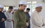 Makmum Berdiri Sejajar Dengan Imam Sebab Ruang Sempit, Sah Ke Solat? Mufti Jelaskan Hukum & Ukuran Kedudukan Tumit