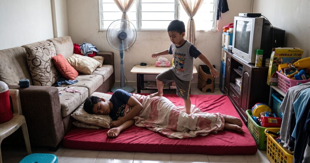 Orang Tua Kata Jangan Melangkah Orang Tidur, Nanti ‘Hutang Darah’ & Pendek Umur, Betul Ke? Ketahui Apa Yang Islam Ajarkan