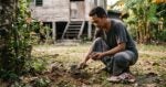 Tanam Rambut Selepas Dipotong, Sunat Atau Sekadar Adat? Ini Penjelasan Hukum & Adab Memuliakan Anggota Badan
